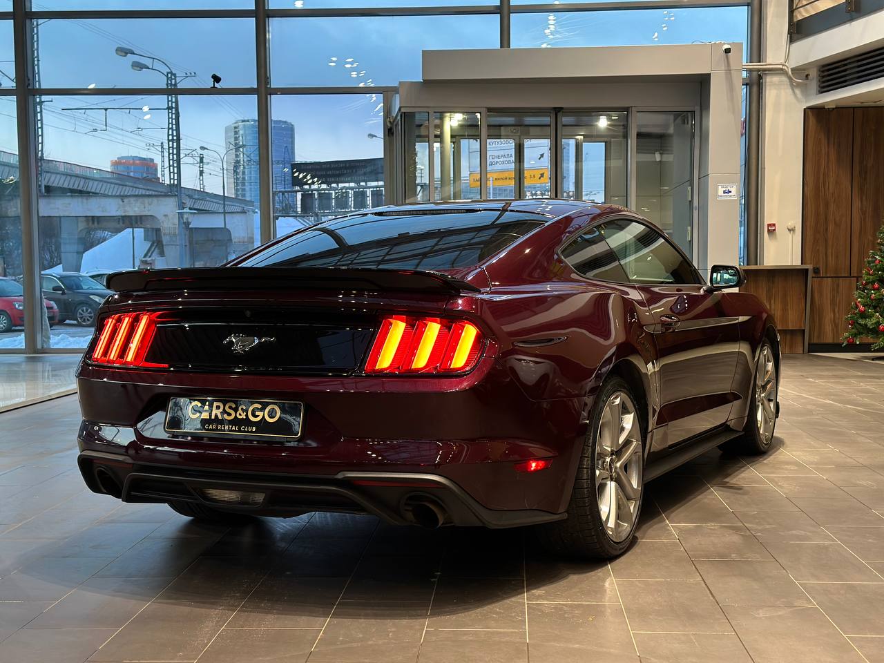 Аренда Ford Mustang Coupe Бордовый в Москве без водителя